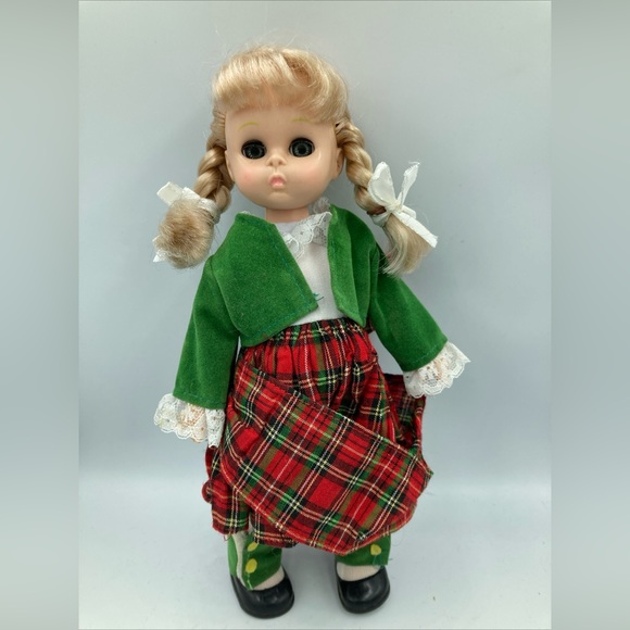Vintage 1990 Playmates Ireland Doll, Red Kilt And Green Velvet Blazer. Scottish - Picture 2 of 10